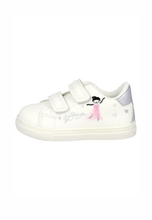 Zapatilla deportiva blanca para niños con dos tiras de velcro, detalles plateados y una ilustración de una bailarina con la palabra «Ballerina» en el lateral.