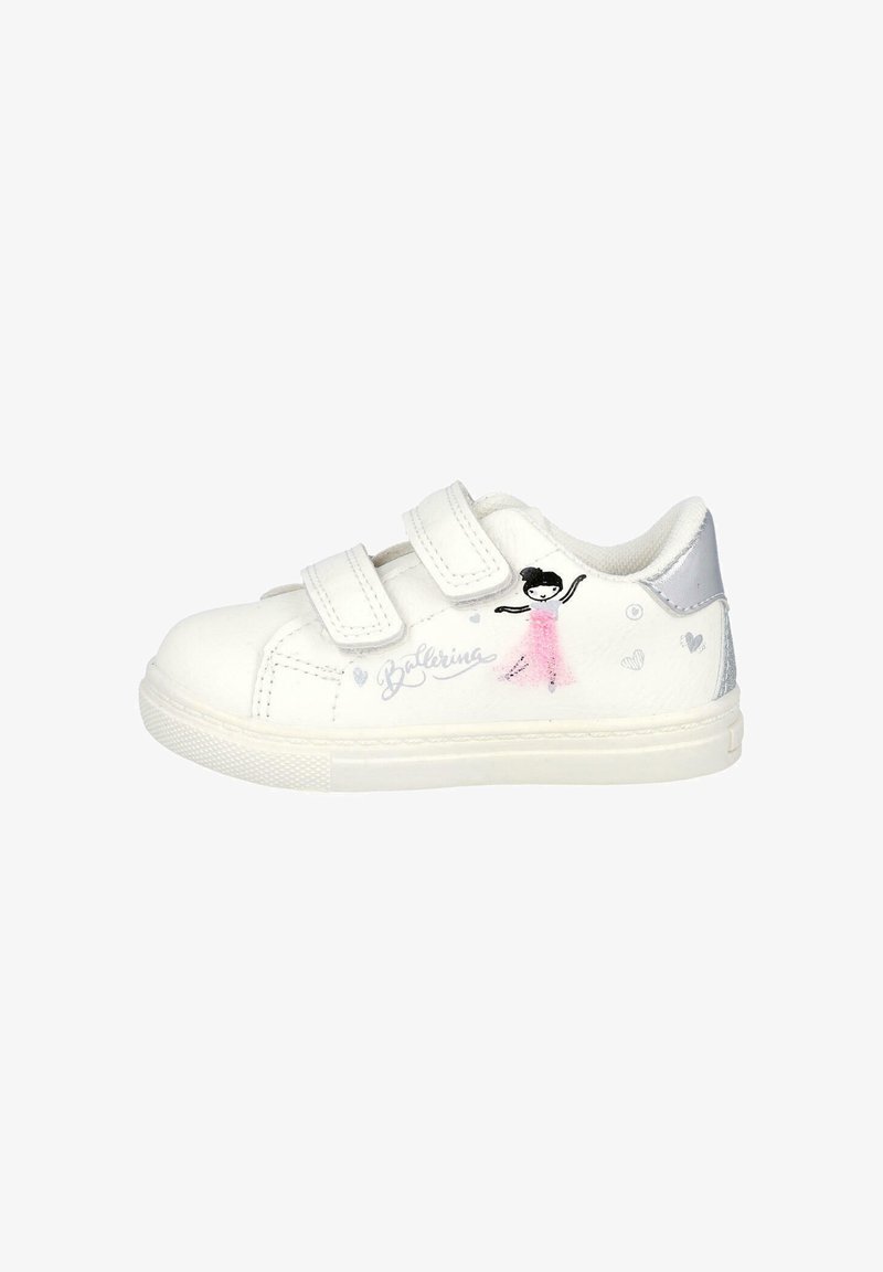 Zapatilla deportiva blanca para niños con dos tiras de velcro, detalles plateados y una ilustración de una bailarina con la palabra «Ballerina» en el lateral.