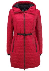 Rød quilted jakke med hætte, indsnøret talje og sorte accenter. Har en mønstret tekstur, to lynlåslommer og lynlås foran.