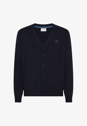 Cardigan blu navy con scollo a V, chiusura frontale con bottoni e piccolo logo discreto sul petto. Realizzato in tessuto morbido con una texture liscia.