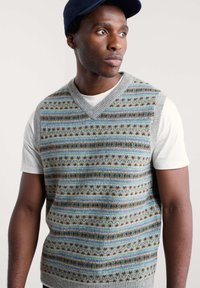 Gebreide vest in grijs met een v-hals, met een meerkleurig patroon van blauw, bruin en crème. Geribbelde zoom met korte mouwen.