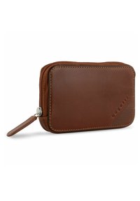 Portefeuille en cuir marron avec fermeture éclair, forme rectangulaire, accents texturés et nom de marque en relief. Comprend une sangle de poignet.