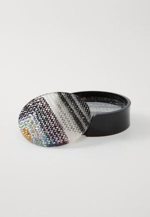 Couvercle décoratif rond et multicolore avec des motifs scintillants sur une base circulaire noire, mettant en avant un mélange de textures transparentes et opaques.