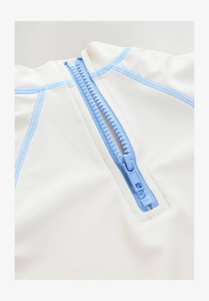 Weißer Badeanzugstoff mit einem hellblauen Reißverschluss, der durch passende blaue Nähte entlang der Nähte akzentuiert wird, und einem hohen Kragen.