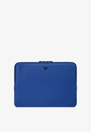 Blauwe leren ritstas met zwart "CERRUTI 1881" logo gecentreerd nabij de bovenrand.