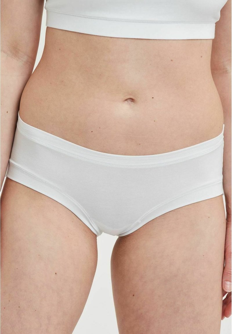 Hvide bomulds hipster trusser med en glat tekstur og elastisk talje. Enkel design uden mønstre eller accenter.