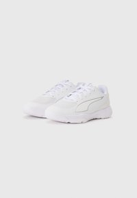 Baskets blanches de sport avec maille texturée et matériau synthétique. Comprend des lacets, un col rembourré et un logo discret sur le côté. Semelle extérieure en caoutchouc.
