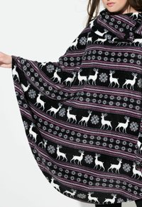 Ulla Popken NORDIC PRINT STRETCH PLUSH LOUNGE PONCHO - Župan - black
