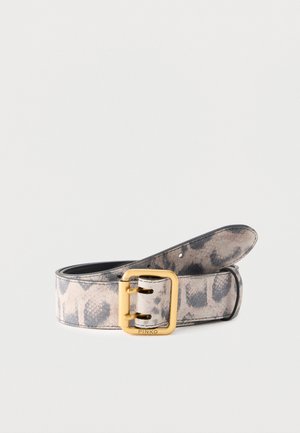 Ceinture roulée à imprimé animal avec une grande boucle rectangulaire dorée gravée "PINKO" sur fond blanc.