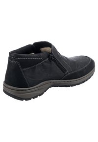 Zwarte leren enkelboot met een zijrits, contrasterende stiksels, ronde neus en een gestructureerde afwerking op de bovenkant en de zool.