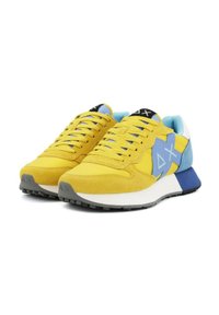Sneakers in suede giallo con un accento blu sul lato, controfianco bianco e suola grigia. Caratterizzati da un sistema di chiusura con lacci e superficie testurizzata.