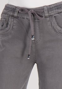 Grijze casual broek met een elastische tailleband en een getrokken koord, met voor- en kleine zijzakken met zichtbare stiksels.