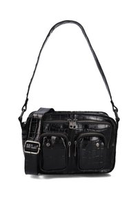 Zwarte faux leren crossbody tas met krokodillenstructuur, twee voorzakken met rits en een verstelbare schouderband. Voorzien van hardware in zilverkleur.