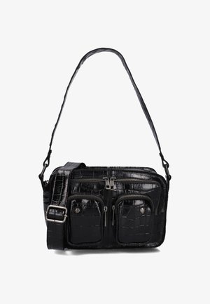 Zwarte faux leren crossbody tas met krokodillenstructuur, twee voorzakken met rits en een verstelbare schouderband. Voorzien van hardware in zilverkleur.