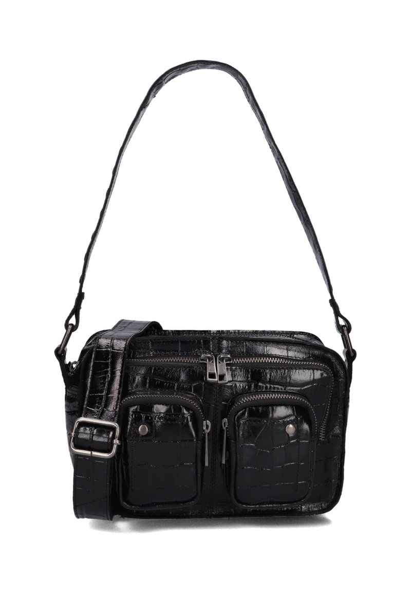 Zwarte faux leren crossbody tas met krokodillenstructuur, twee voorzakken met rits en een verstelbare schouderband. Voorzien van hardware in zilverkleur.