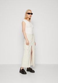 BDG Urban Outfitters SHANNEN V NECK - Jednoduché tričko - white