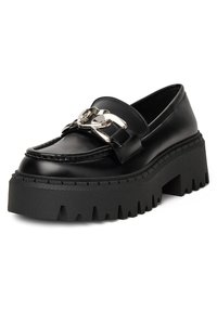 Juodi odiniai loaferiai su masyviu guminiu padu ir zigzagu. Priekyje yra dekoratyvinis sidabrinis užsegimas.