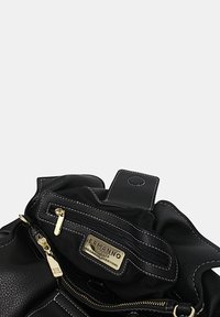 Borsa a mano in pelle nera con superficie texturizzata, hardware dorato e tasca interna con zip. Presenta cuciture bianche e chiusura a scatto.