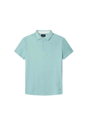 Camisa polo verde claro hecha de un tejido texturizado, con un cuello clásico, tres botones y un pequeño logo en la parte inferior izquierda.