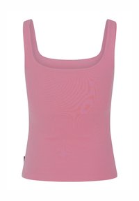 Roze geribde tanktop met een vierkante halslijn, ontworpen om aansluitend te zijn, en brede schouderbanden. De stof heeft een gladde textuur en lichte rek.