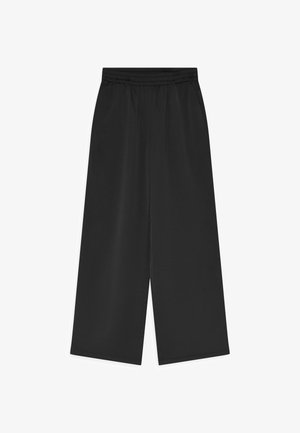 Zwarte wijde broek met elastische tailleband, gladde stof en cropped lengte, weergegeven op een witte achtergrond.