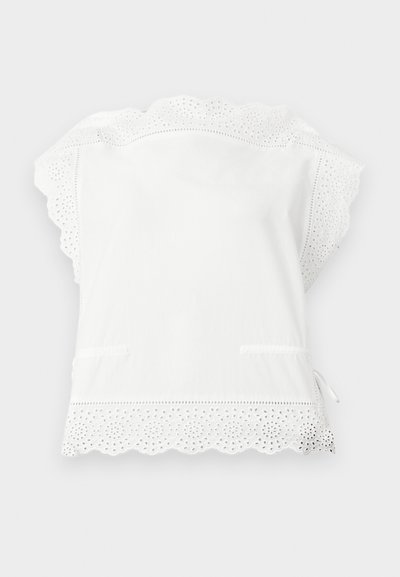 Λευκό αμάνικο μπλουζάκι με διακοσμητική δαντέλα eyelet και κυματιστές άκρες στα μανίκια και το τελείωμα, με εφαρμοστό ζωνάκι στη μέση στο πλάι.