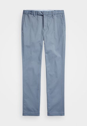 Gaiši zili kokvilnas chinos ar taisnu piegriezumu, aprīkoti ar rāvējslēdzēju, četriem kabatām un smalku auduma faktūru.