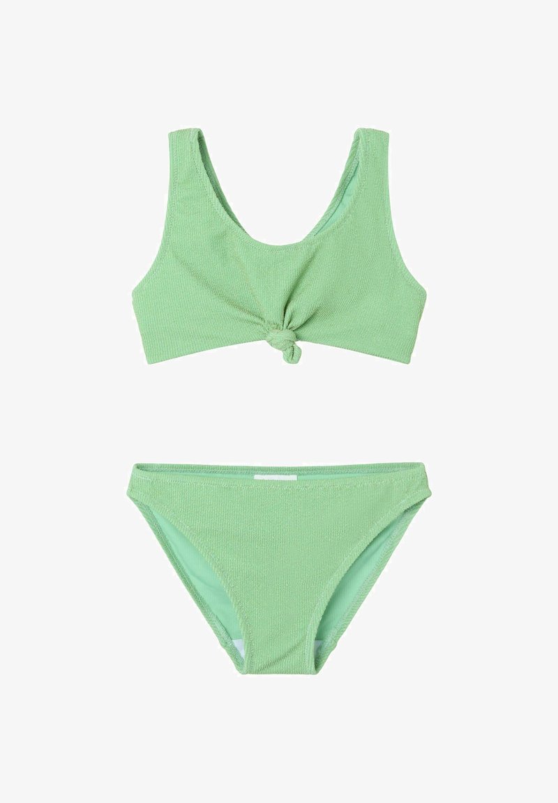 Zielony zestaw bikini z wiązanym topem o zaokrąglonym dekolcie i dopasowanymi, niskimi majtkami, wykonany z teksturowanej, prążkowanej tkaniny.