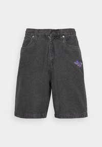 Sorte denimshorts med høyt liv, med glidelås foran, fem lommer, og et lilla broderi-design på venstre side.