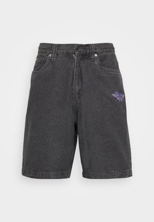 Bermudas de ganga pretas com um cós alto, apresentando um fecho éclair na frente, cinco bolsos e um design bordado roxo no lado esquerdo.