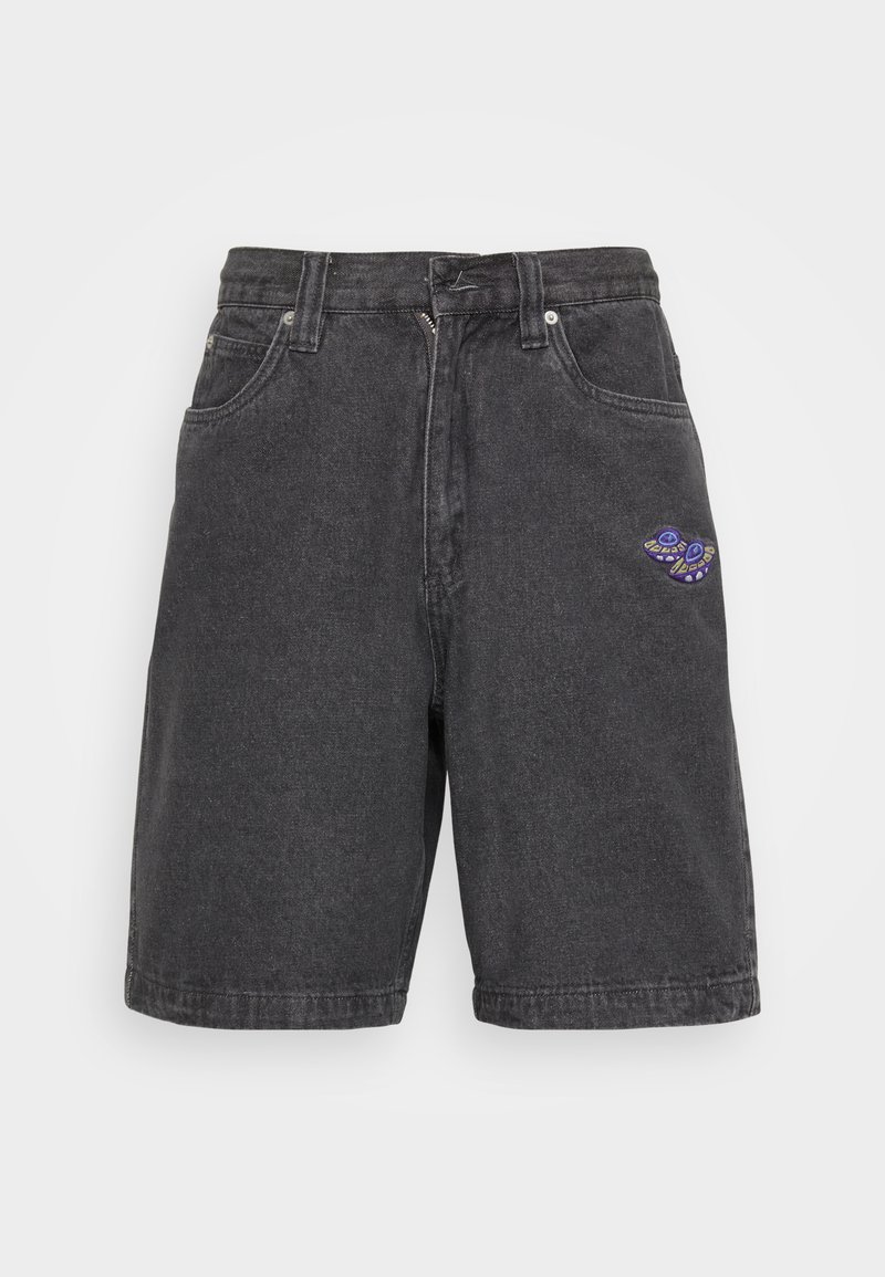 Shorts in denim nero con vita alta, dotati di una zip frontale, cinque tasche e un design ricamato viola sul lato sinistro.