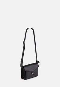 Borsa a tracolla nera in pelle con chiusura a pattina, accentata da un anello in argento e dotata di una tracolla regolabile, con superficie texture.