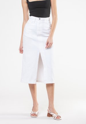 Gonna midi in denim bianco con spacco frontale, vita alta, passanti per cintura e una forma leggermente strutturata. Abbinate a tacchi bianchi con cinturini.