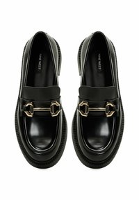 Mocassins en cuir noir avec une finition brillante, dotés d'une accent double boucle en ton doré et de semelles en caoutchouc noir texturé.
