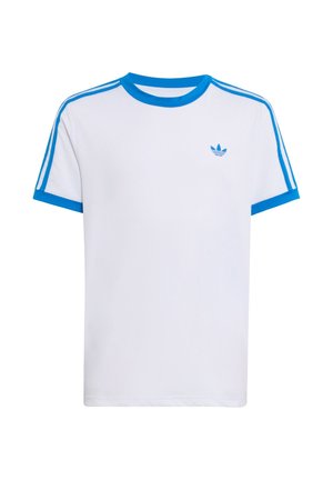 Weißes T-Shirt mit kurzen Ärmeln, blauem Besatz am Kragen und an den Ärmeln, blauem Adidas-Logo auf der linken Brust und drei blauen Streifen entlang der Schultern.