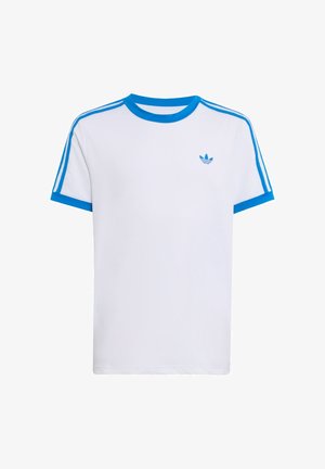 Hvid t-shirt med korte ærmer med blå kant på krave og ærmer, blåt Adidas-logo på venstre bryst og tre blå striber langs skuldrene.