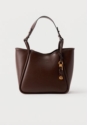 Sac à main en cuir marron foncé avec une bandoulière unique et une fermeture décorative en métal doré suspendue sur le côté droit avant.