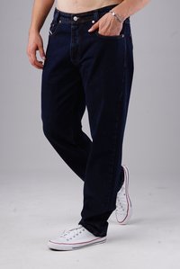 Dunkelblaue Jeans mit geradem Schnitt, Fronttaschen und silbernen Beschlägen. Getragen mit weißen Sneakern mit roten Akzenten.