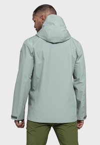 Hellgrüne, wasserdichte Jacke mit Kapuze, strukturiertem Außenmaterial, verstellbaren Manschetten und geradem Schnitt, geeignet für Outdoor-Aktivitäten.