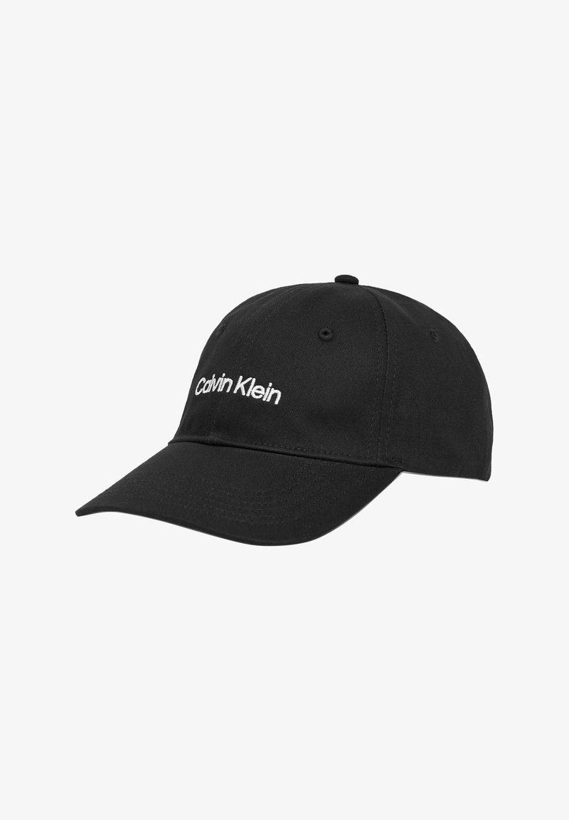 Casquette de baseball noire Calvin Klein avec visière courbée et logo blanc brodé sur le panneau avant.
