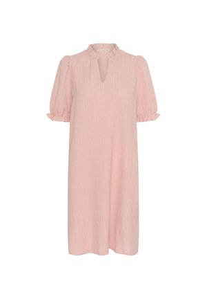 Roosa lühikeste varrukatega kleit, millel on ümar kaelus, võtmeaugu detail ja kogutud õlad. Valmistatud kergest, tekstureeritud kangast.