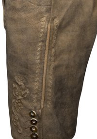 Pantaloni corti in suede marrone con ricami dettagliati e bottoni decorativi. Il design include una tasca laterale e cuciture intricate.