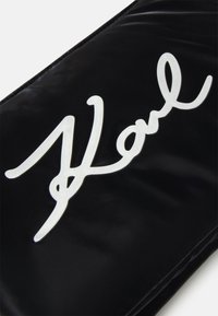 KARL LAGERFELD SIGNATURE SOFT POUCH - Carteira de mão - black