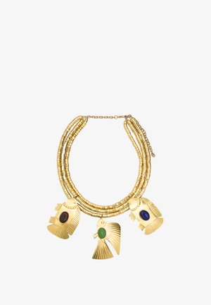 Złoty naszyjnik z wieloma splotami, ozdobiony zawieszkami w kształcie ryb, z zielonymi, niebieskimi i bordowymi kamieniami szlachetnymi. Gładkie wykończenie, elegancki design.
