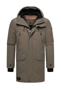 Hnedá parka s veľkou nastaviteľnou kapucňou, zipsovým predným uzáverom a viacerými vreckami; má čierne manžety a oranžovú podšívku.