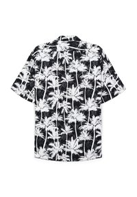 Camicia a maniche corte con un motivo di palme in bianco e nero su uno sfondo uniforme, realizzata in tessuto leggero con una vestibilità rilassata.