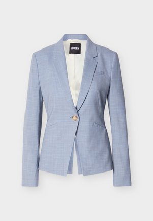 Modro svetel krojen blazer z enim lesenim gumbom, ovratnikom z zarezami, dvema sprednjima žepoma in notranjo podlogo kremaste barve.