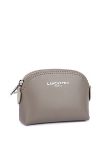 Borse sintetica grigia con zip, dalla forma arrotondata, con cuciture decorative e logo "Lancaster Paris" in rilievo. Compatta e dalla texture liscia.