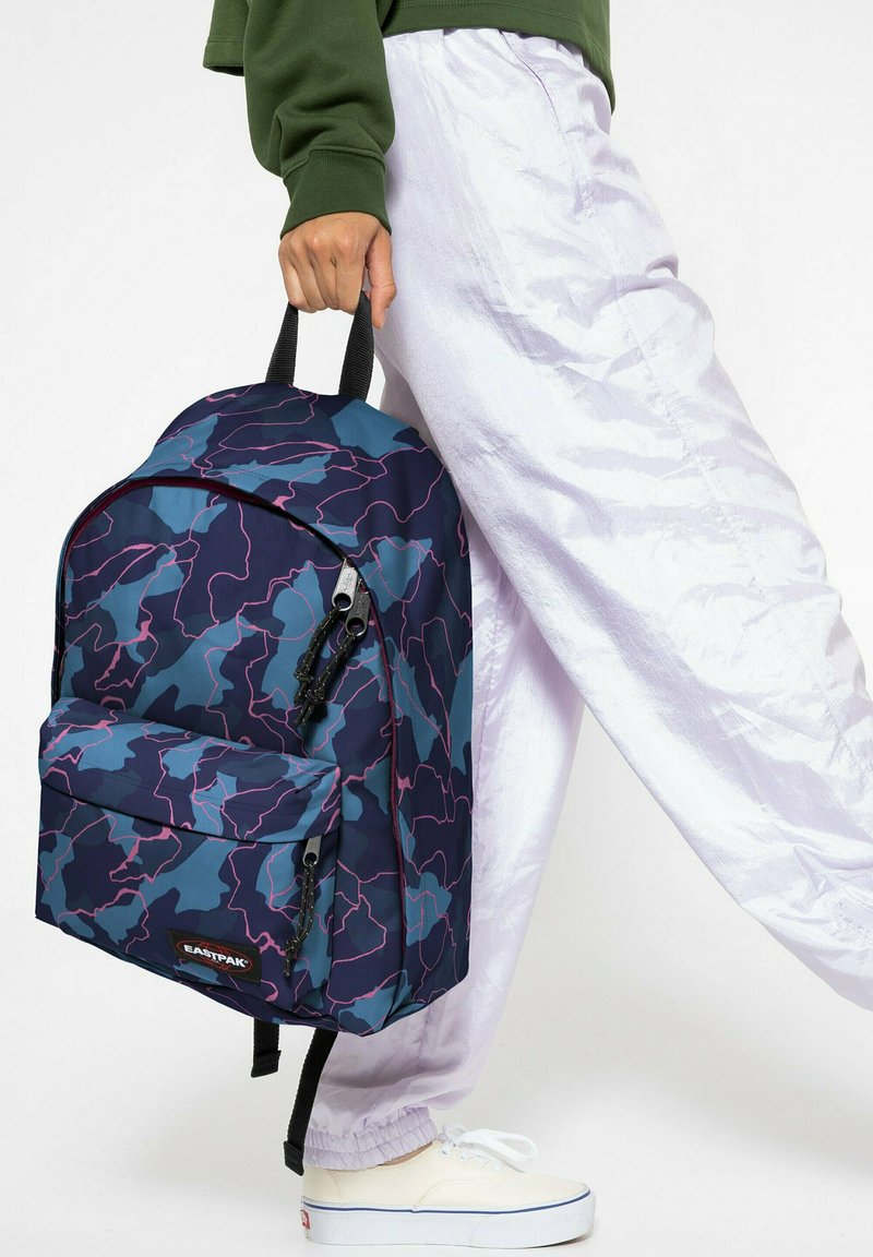 Eastpak - OUT OF OFFICE - Mochila - camouflash navy, Ampliar