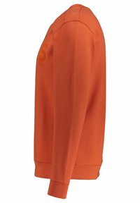 Sudadera naranja con mangas largas, puños y dobladillo acanalados, con tela texturizada y una gran letra 'S' impresa en el frente.